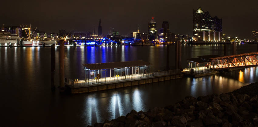 Hamburger Hafen bei Nacht.